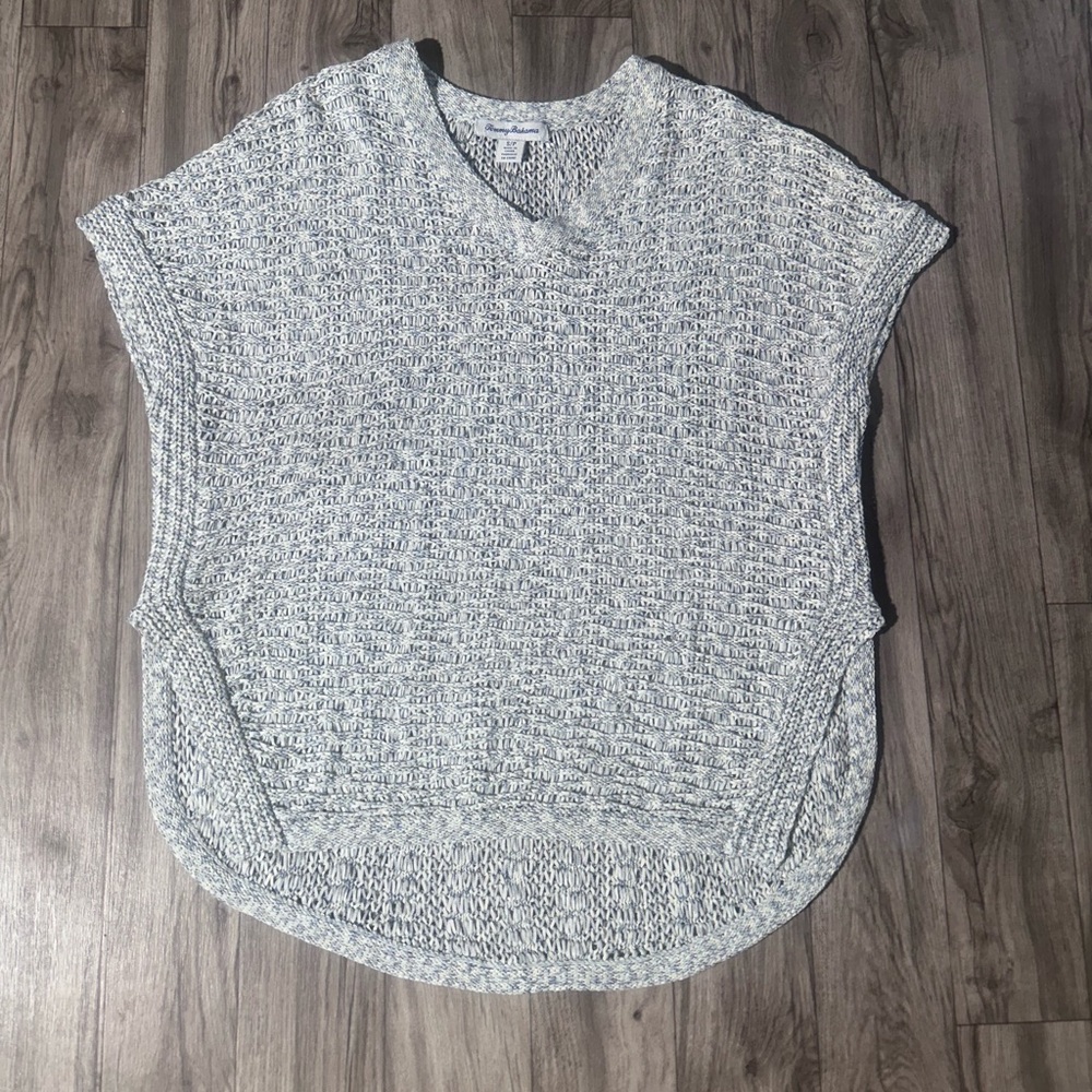Tommy Bahama woman. Kimono V Neck Open Knit  Sweater‎ Size SP.
White/Grey.